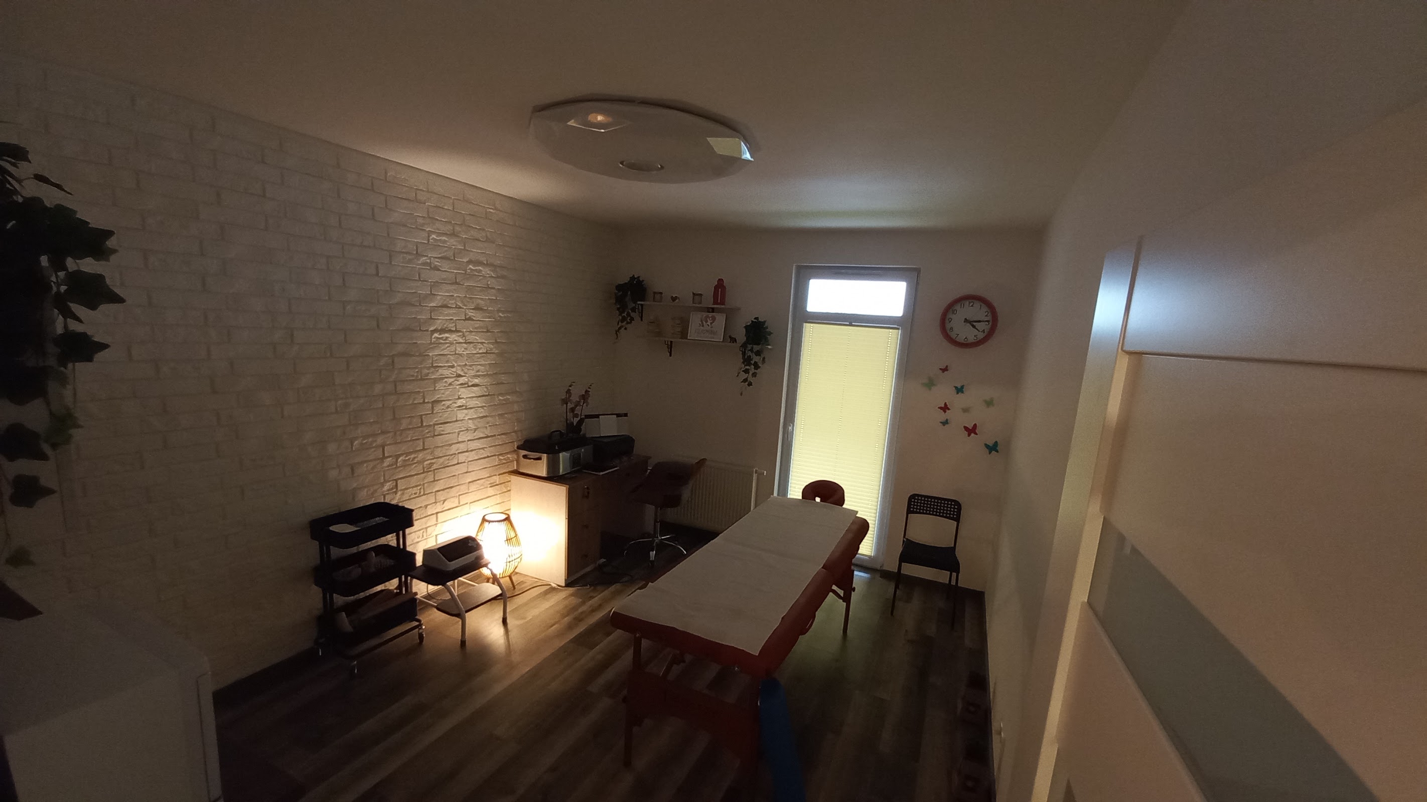 Drugi gabinet zabiegowy Fizjomania z kozetką przy oknie