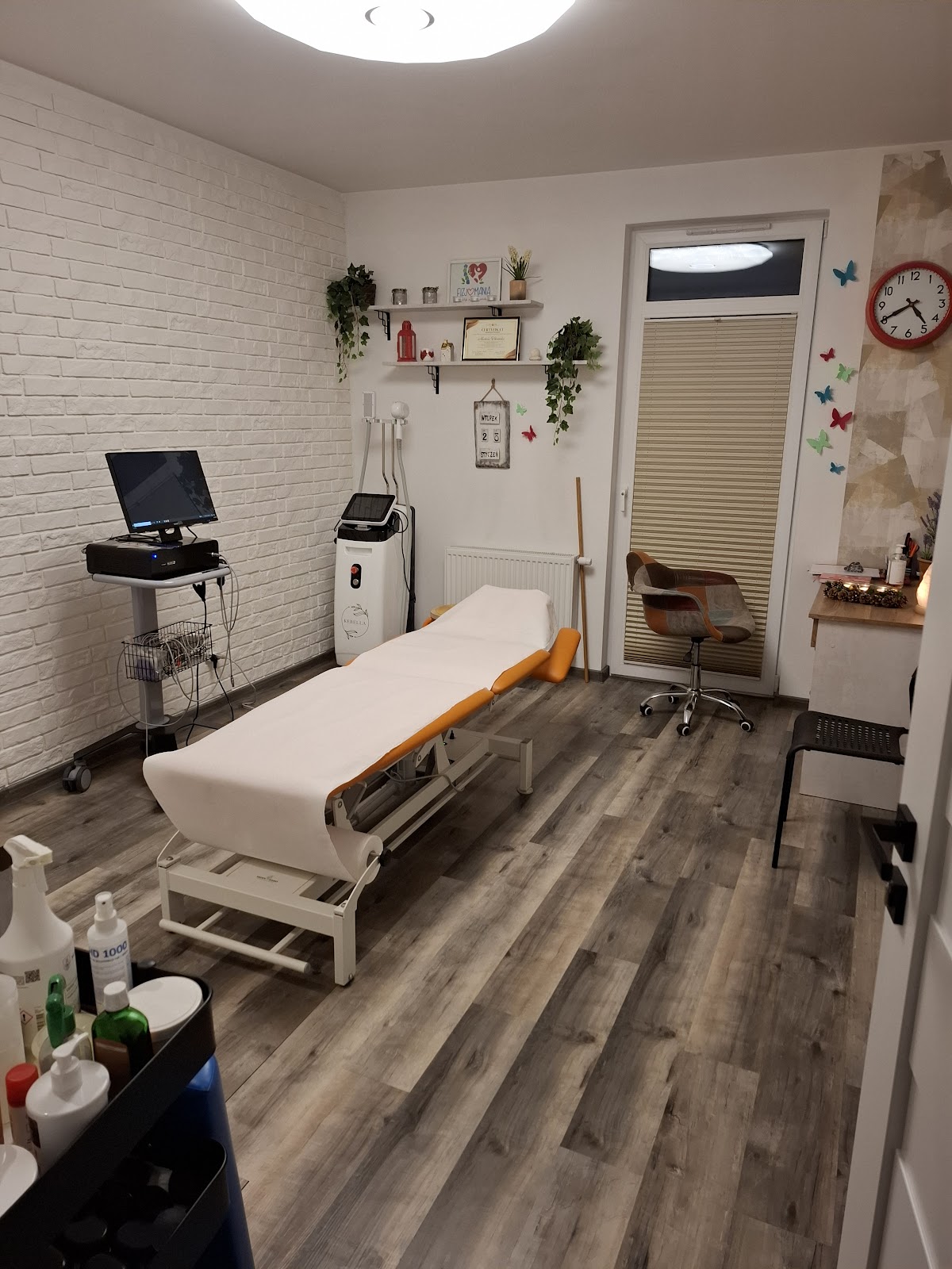 Pokój zabiegowy Fizjomania ze sprzętem do terapii
