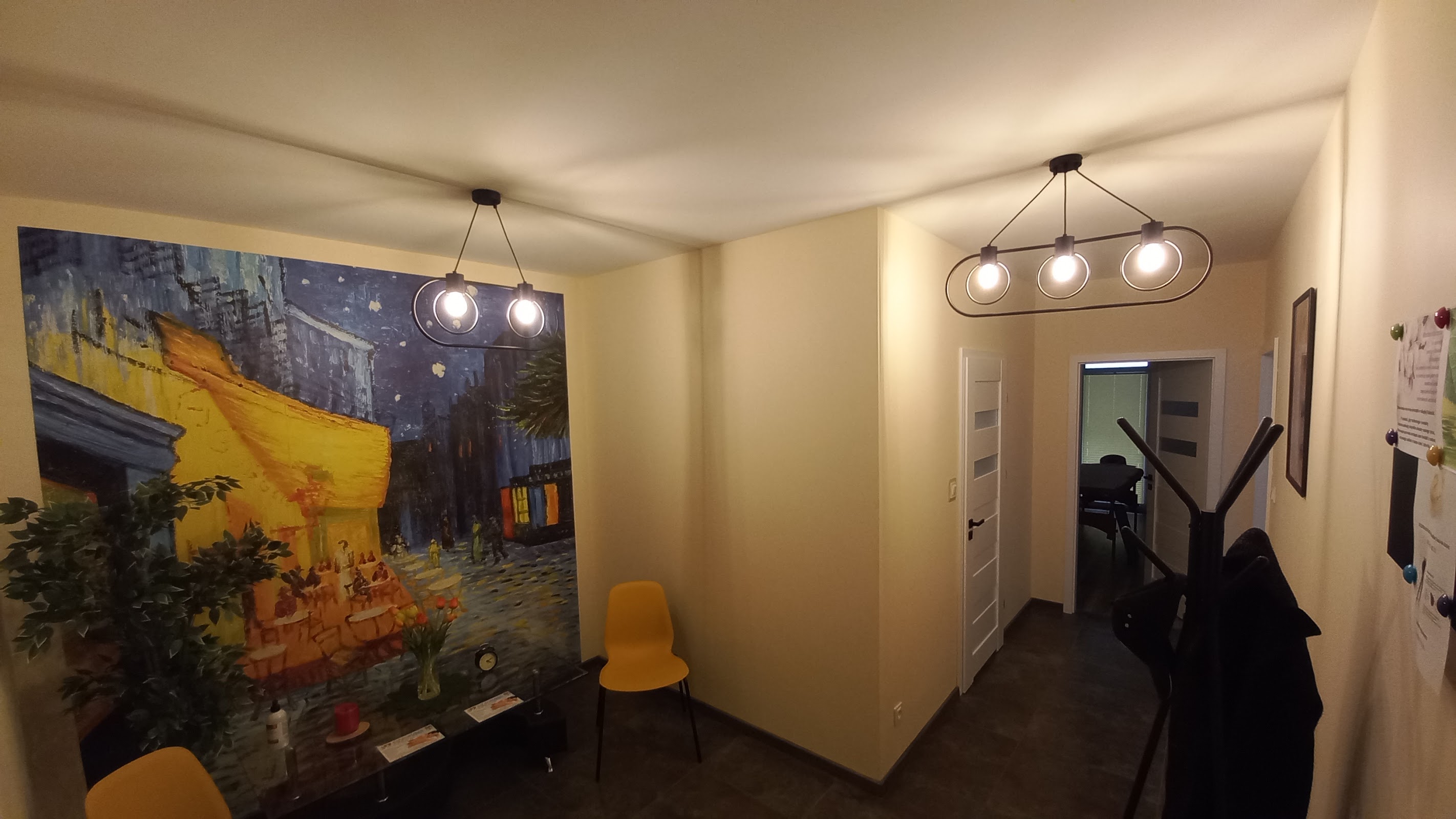 Poczekalnia Fizjomania z muralem inspirowanym obrazem Van Gogha